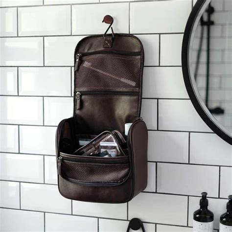 trousse de toilette homme sale.